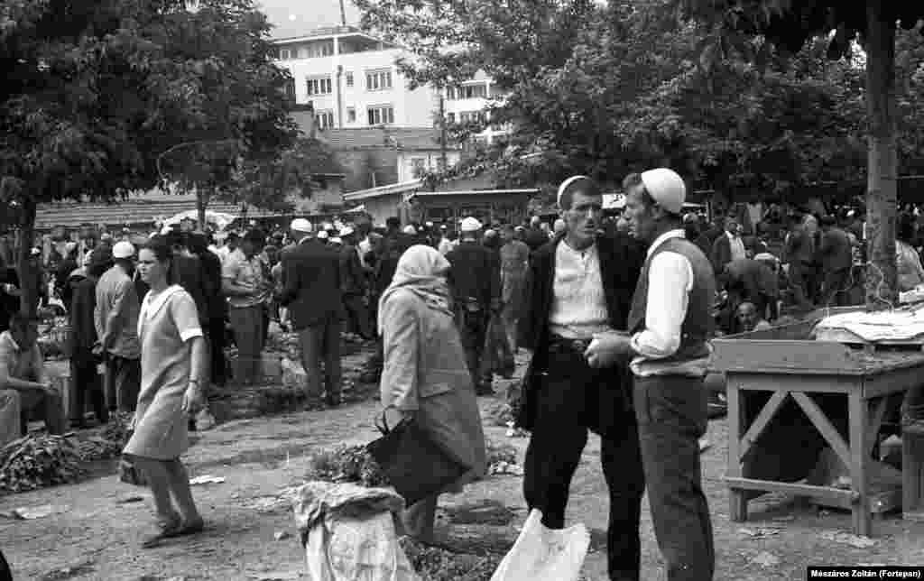 Місцеві жителі спілкуються на ринку в Тетові, Македонія, в 1971 році. Гасло «братерство і єдність» було керівним принципом багатонаціональної Югославії. На тлі репресій таємної поліції в Югославії почали з’являтися проблеми за етнічною ознакою