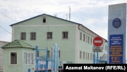 У здания следственного изолятора в городе Атырау. Иллюстративное фото