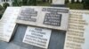 Un monument din localitatea bulgară Momchilgrad care amintește de Procesul Renașterii.