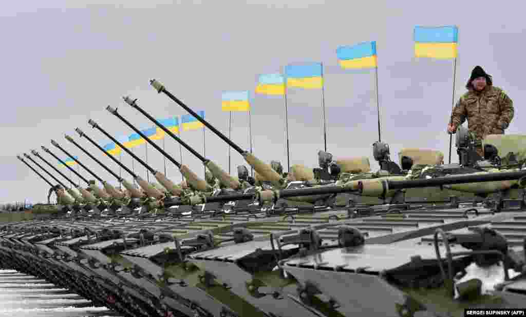 Під час урочистої церемонії передачі відновленої бронетехніки українським військовим. Житомирський полігон, 5 січня 2015 року