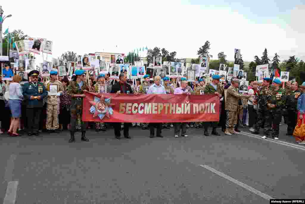 Марш с портретами советских воинов времен Второй мировой войны называется «Бессмертный полк». Впервые он прошел в 2012 году в российском городе Томск. За три года эта акция приняла международный масштаб.