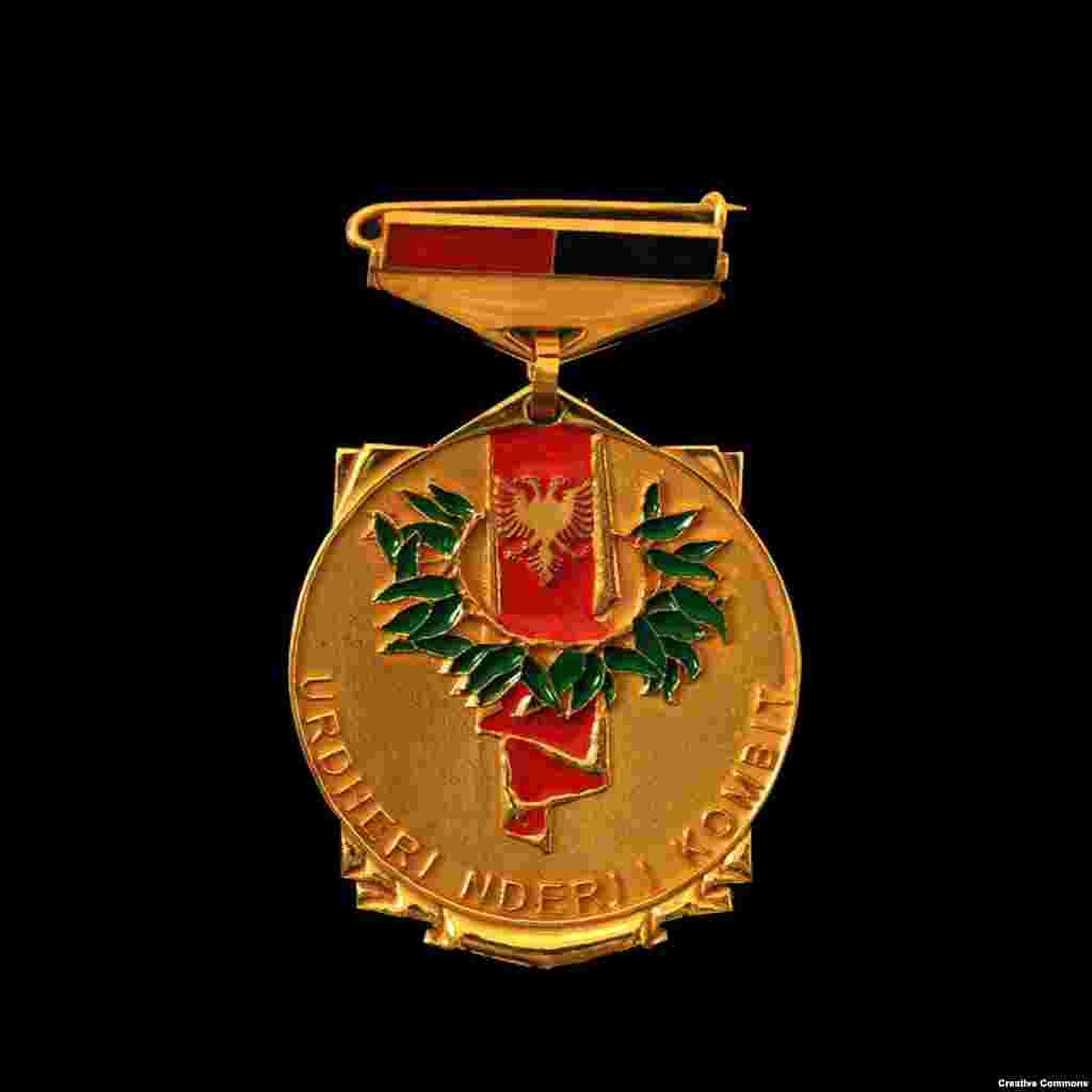 Албанский орден «Честь нации». Знак отличия вручается президентом Албании албанцам или иностранным гражданам «в знак благодарности и признания тех, кто своими действиями и добрым именем вносит вклад в почитание албанской нации». 