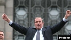 Armenia -- Opposition leader Levon Ter-Petrosian greets supporters rallying in Yerevan.