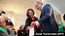 Оппозиционный кандидат Григол Вашадзе голосует на участке в день второго тура президентских выборов.