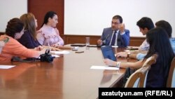 Ֆինանսների նախարարության պետական գնումների մեթոդաբանության վարչության պետ Սերգեյ Շահնազարյանը զրուցում է լրագրողների հետ