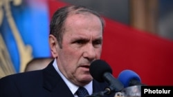 Armenia - Opposition leader Levon Ter-Petrosian addresses supporters rallying in Yerevan's Liberty Square, 1Mar2015.
