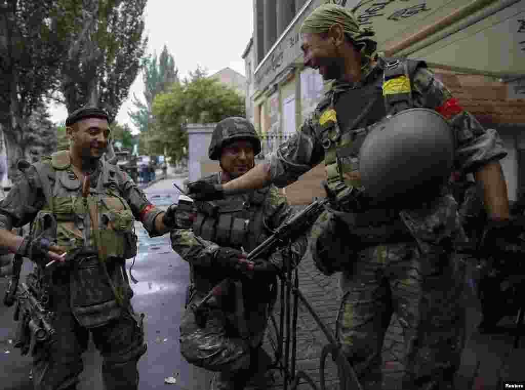 Українські вояки у звільненому від бойовиків угруповання «ДНР» Слов’янську, 6 липня 2014 року 