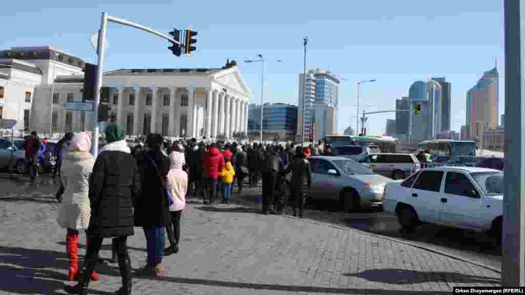 Люди на пересечении улиц, рядом с которыми проходит главное торжество. 