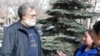 Руководитель «Зеленого спасения» Сергей Куратов комментирует журналистам решение суда по иску их организации против местных властей. Алматы, 11 марта 2016 года.