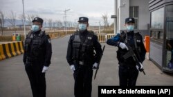 Кытай полициясе хезмәткәрләре Синҗанда уйгырлар тотыла торган "тәрбия үзәген" саклый 