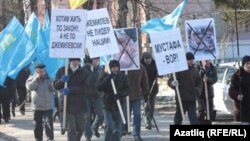 Кырымтатарларының "Нәсел" ("Поколение") оешмасы Мәҗлес җитәкчелегенә каршы урам йөреше үткәрә, Акмәчет, 9 февраль 2012