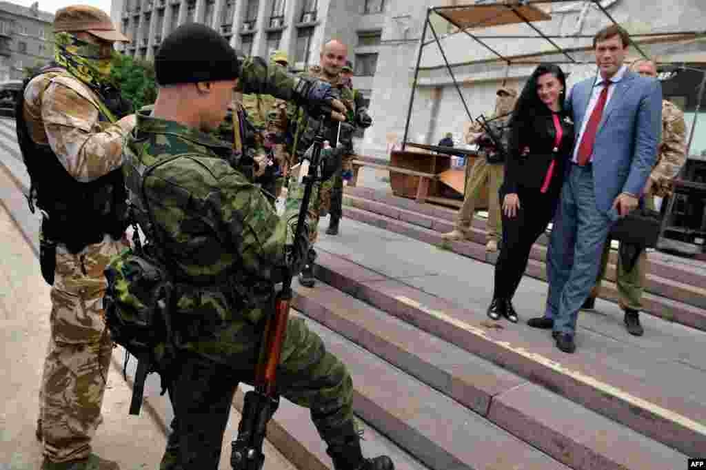 Розшукуваний сепаратист Олег Царьов фотогарфується серед проросійських бойовиків батальйону «Схід» у Донецьку, 12 червня 2014 року