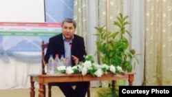 Муҳиддин Кабирӣ дар ҷараёни сӯҳбаташ бо гурӯҳи ҷавонон дар қароргоҳи марказии ҲНИТ. 17 октябри 2014 