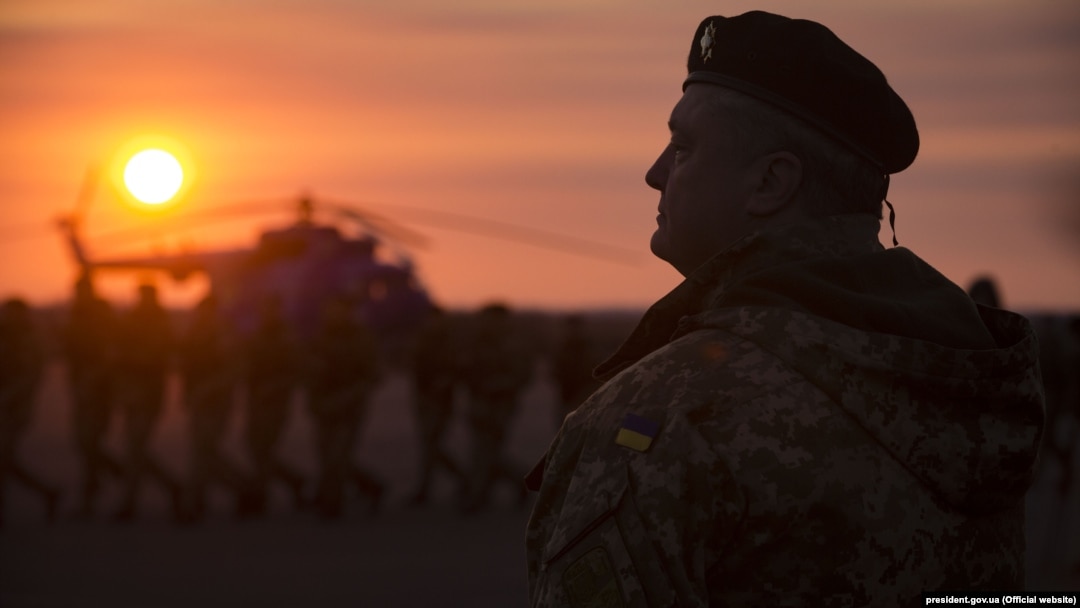 Президент України Петро Порошенко у Маріуполі, 16 листопада 2017 року. Порошенко не раз підкреслював, що реінтеграцію окупованих частин Донбасу та Криму повинна відбуватись дипломатичним шляхом