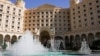 სასტუმრო Ritz-Carlton-ი რიადში, სადაც აშშ-რუსეთის მოლაპარაკებები გაიმართა 24 მარტს. ამერიკის წარმომადგენლები საუდის დედაქალაქში უკრაინის წარმომადგენლებს 23 და 25 მარტს შეხვდნენ. 