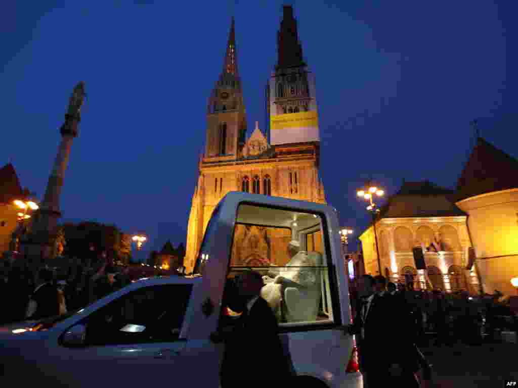 Papa stiže ispred glavne katedrale u Zagrebu, 4. lipanj 2011. REUTERS / Nikola Šolić -