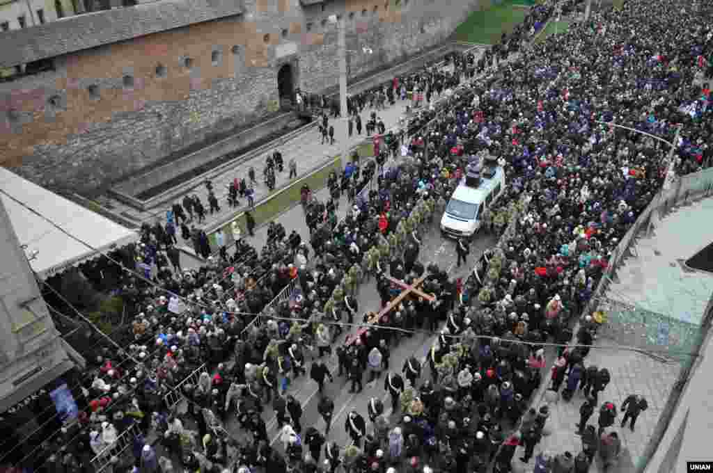 У Хрестопоклонну неділю, 19 березня, відбулася загальноміська хресна хода вулицями Львова з нагоди 400-ліття реформування Василіанського Чину святого Йосафата. Всього у ході взяло участь понад 30 тисяч вірян. Львів, 19 березня 2017 року.