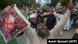په اسلام اباد کې د یوې تندلارې مذهبې ډلې اهل سنت ول جماعت یوه ملاتړي د پاکستان سپریم کورټ د هغې پرېکړې پرضد په یوه احتجاجي لریون کې د عیسوۍ مېرمنې اسیه بي بي یو تصویر نیولی چې د مذهبي سپکاوي له توره یې سپینه وګرځوله. د نومبر ۲مه، ۲۰۱۸ز کال 