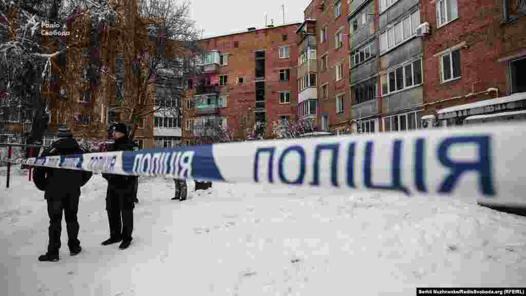 За попередніми даними, руйнування трьох верхніх поверхів будинку спричинив вибух газу 