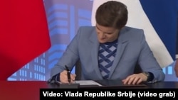 Премьер-министр Сербии Ана Брнабич подписывает соглашение о свободной торговле с ЕАЭС. Москва, 25 октября 2019 года.