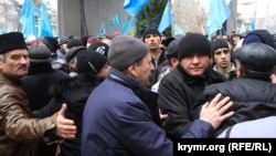 2014 елның 26 феврале, Әхтәм Чийгөз уртада халыкны тынычландыра