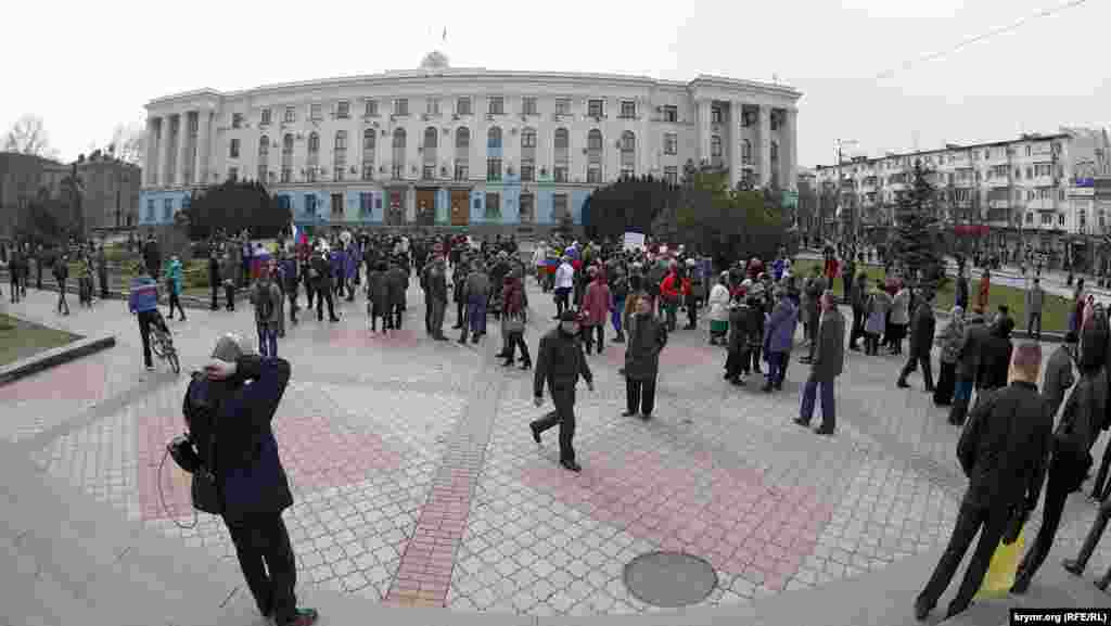 На площади Ленина вяло шел бесконечный митинг. Активисты, «народ» и «самооборона» четко соблюдали каждый свой график, регулярно сменяясь, но ни на минуту не оставляя площадь без присмотра. С утра и до вечера в каждый момент перед Совмином и Верховной Радой находились в нужном количестве представители всех митинговых «специальностей»