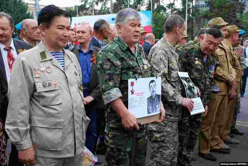 Одновременно проходила акция «Бессмертная рота». Как можно понять, она – в память о погибших военнослужащих во время боевых действий в локальных войнах, которые проводил Советский Союз после 1945 года. Среди участников марша было много людей с наградами, которые по возрасту, скорее всего, являются ветеранами этих локальных военных конфликтов.