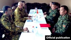 Абдукарим Олимбоев (дар байн аз тарафи рост) ҳамроҳи ҳамтоёнаш аз Тоҷикистон. Моҳи декабри соли 2019