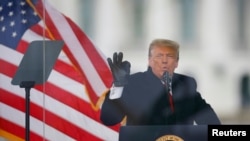 Трамп виступає перед своїми прихильниками. Вашингтон. 6 січня 2021 року. Лідер республіканської меншості в Сенаті Мітч Макконнелл розкритикував Трампа за роль у заворушеннях 6-го січня і поширенні сумнівів в результатах виборів президента США