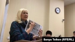 Гражданская активистка Санавар Закирова выступает на одном из судебных процессов.