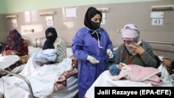 د هرات په روغتون کې د میندو درملنه کېږي ـ پخوانی انځور.