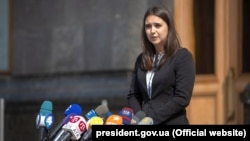На запитання про те, чи будуть після санкцій США такі заходи запроваджені проти бізнесмена в Україні, Мендель відповіла: «Подивимося»