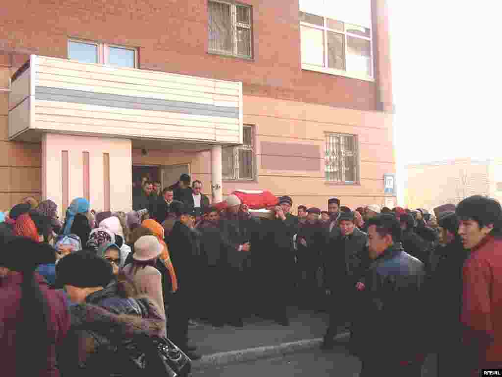 Десятки людей попрощались с молодой актрисой, в основном, во дворе дома, где она жила с мужем и тремя детьми. - Десятки людей попрощались с молодой актрисой, в основном, во дворе дома, где она жила с мужем и тремя детьми.