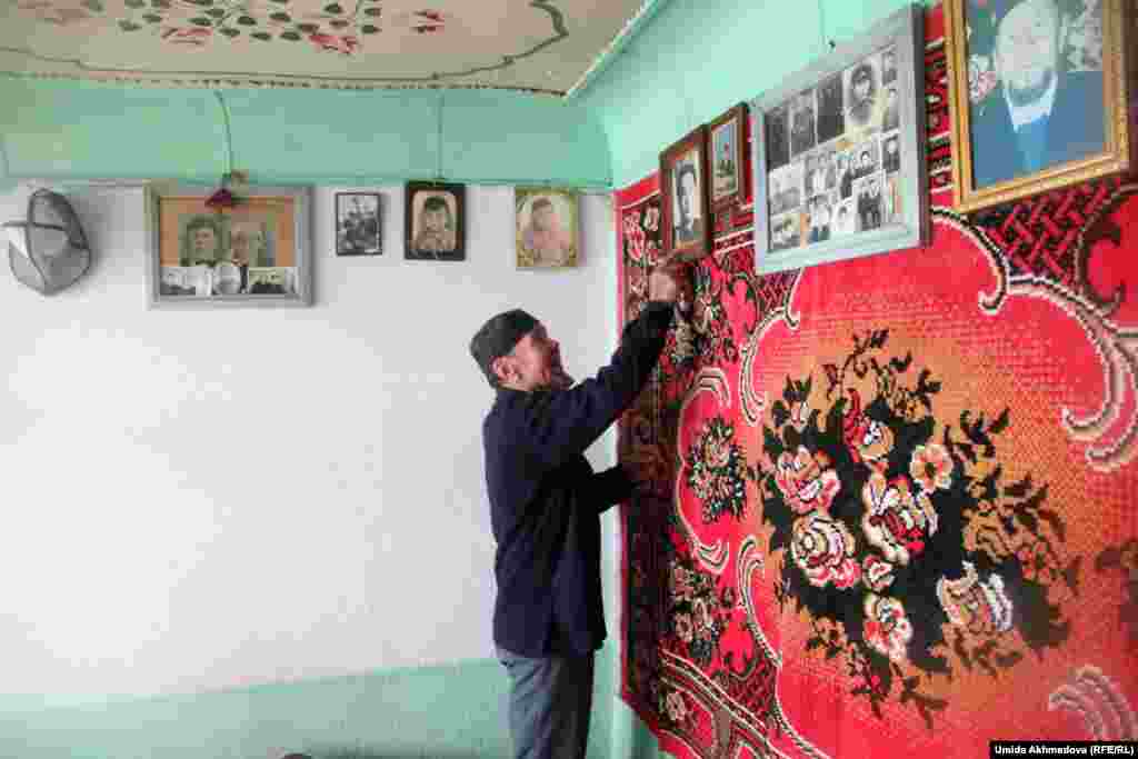 Один из аксакалов Жамбая. Потолок комнаты в его доме украшают узбекские орнаменты. 