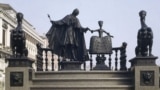 Недолговечный памятник Казанове работы Михаила Шемякина в Венеции