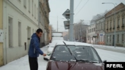 Беженец Аманбек Джумаев готовит машину, чтобы отвезти своих товарищей в лагерь беженцев, спасая их от депортации. Брно, 1 февраля 2009 года. 