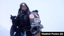 Владимир Павлов със своя сноуборд на връх Манаслу в Хималаите