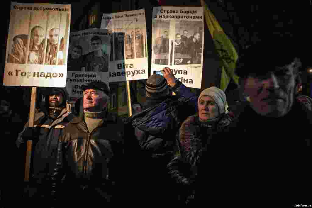 У День українського політв'язня біля Лук'янівського СІЗО відбулася акція солідарності з переслідуваними, на думку учасників, з політичних мотивів. Декілька сотень людей прийшли підтримати усіх українських політв'язнів в Україні та за її межами, а також вшанувати пам'ять тих, хто став жертвою політичних репресій. Під час мітингу активісти тримали у руках портрети відомих політичних в'язнів. Київ, 12 січня 2016 року