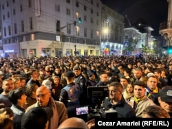 Прихильники Нікусора Дана в його передвиборчому штабі в Бухаресті, 18 травня 2025 року