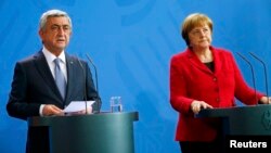 Germany -- Armenian President Serzh Sarkisian and German Chancellor Angela Merkel address a news conference after talks at the Chancellery in Berlin, April 6, 2016