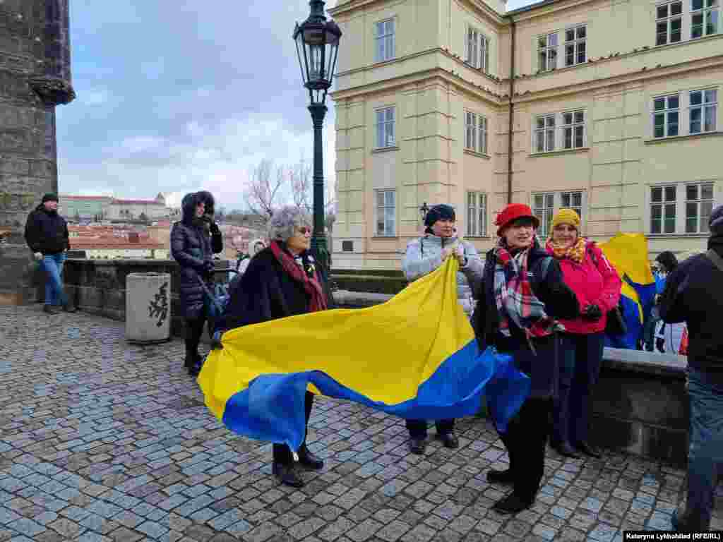 Жінки дістають синьо-жовтий прапор 