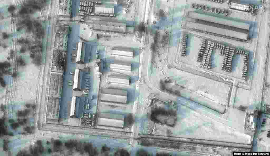 Бронированная техника и грузовики в Климово, 19 января 2022 года. Satellite image ©2022 Maxar Technologies