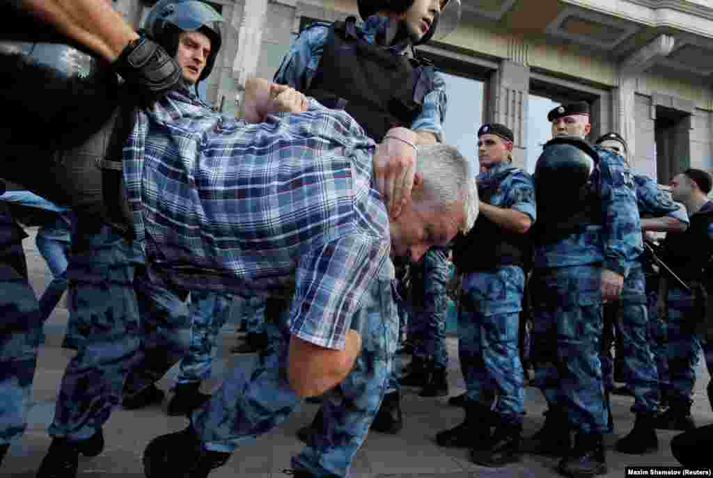 Полиция при этом утверждает, что на акции было лишь около 3 500 человек.