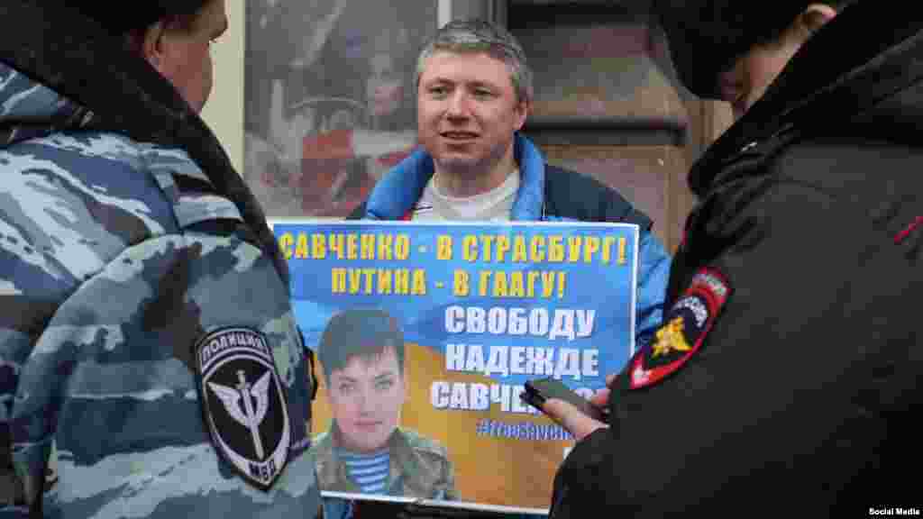 «Савченко в Страсбург, Путіна в Гаагу!». Акція на підтримку української льотчиці Надії Савченко в російському Петербурзі, 6 березня 2016 року