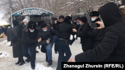 Базар маңында адамдарды ұстап жатқан полиция қызметкерлері. Мұхтар Әблязов жақтастарын осы маңға келуге шақырған еді. Ақтөбе, 27 наурыз 2021 жыл.