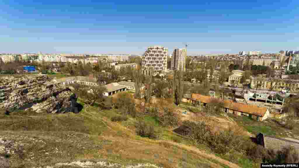 На северо-восточном краю Петровских скал. В центре – новостройки на набережной Салгира и в парке (сквере) Мира