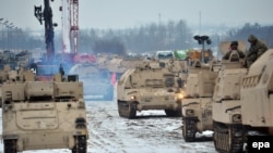 Echipamentul militar de luptă al Brigăzii blindate a 3-a din SUA, Divizia a 4-a de infanterie este descărcat în tabăra Drawsko Pomorskie, Polonia, 10 ianuarie 2017