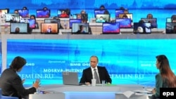 Уладзімір Пуцін (у цэнтры) падчас наўпроставай лініі.