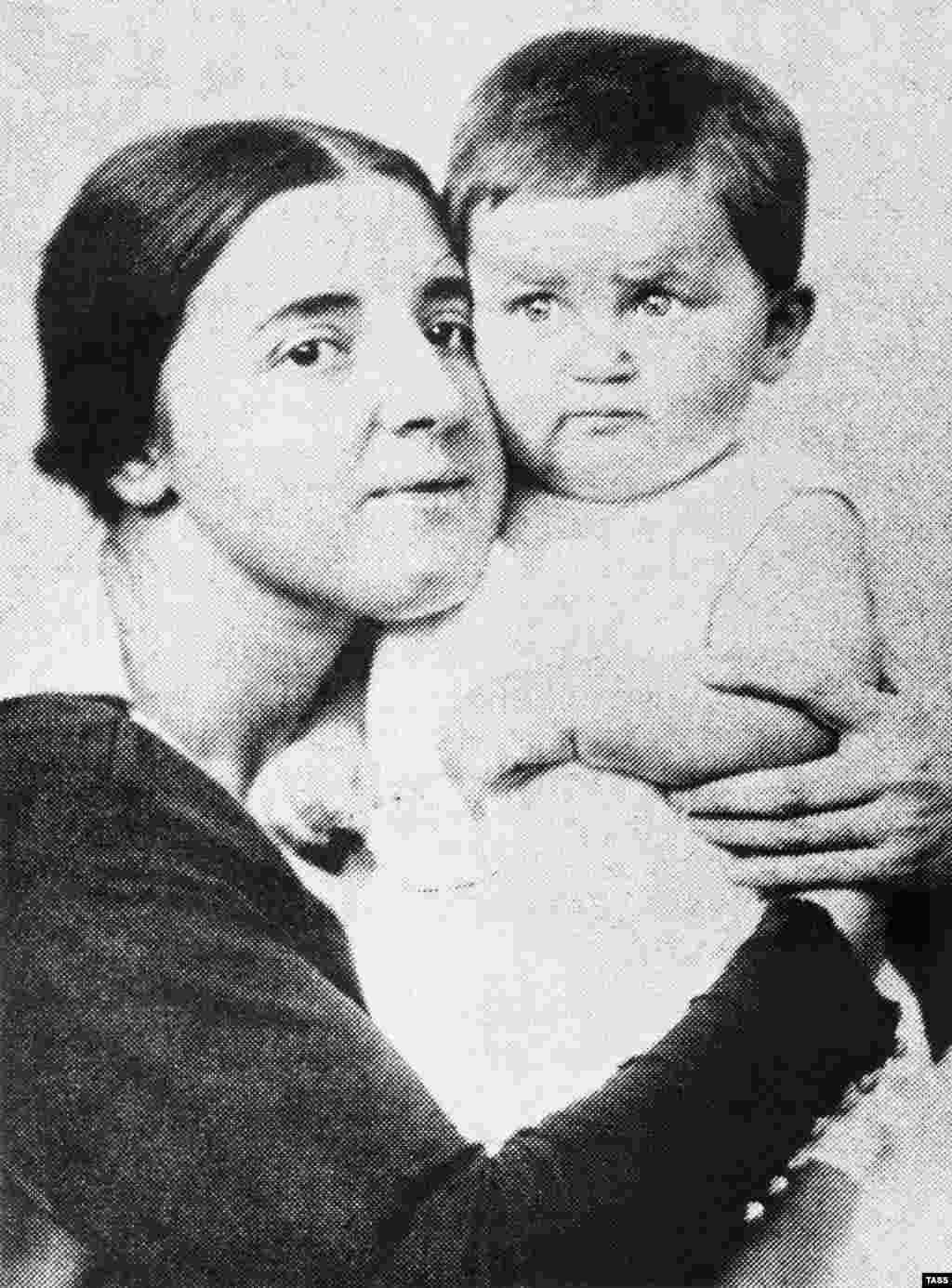 Надежда Аллилуева, вторая жена Сталина. На фото она с сыном Василием в 1922 году. Аллилуева была дочерью железнодорожника-революционера. Она познакомилась со Сталиным когда он скрывался в их доме в 1911 году. Сталин и Аллилуева поженились в 1919 году, когда Сталину был 41 год, а Надежде – 18. Она умерла в 1932 году, по официальной версии, от аппендицита. Некоторые убеждены, что она совершила самоубийство, а другие считают, что ее убил Сталин. Их сын Василий родился в 1921 году. Он был советским летчиком во время войны, а после нее получил звание генерала. После смерти Сталина Василия осудили на восемь лет. Освободили его в 1960 году и разрешили носить военную форму и награды. Василий умер от алкоголизма в 1962 году и был частично реабилитирован в 1999 году