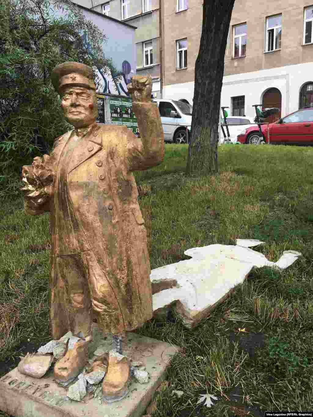 Уличная экспозиция называется "Коневмен". Это единственная миниатюрная статуя, которая за один день (или ночь) пострадала от вандалов. Большинство остальных находятся внутри пивного дворика. Там люди заняты делом. Вандалов меньше.